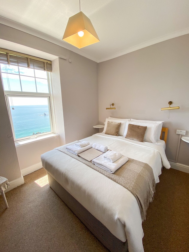 Housel Bay Hotel 10/62