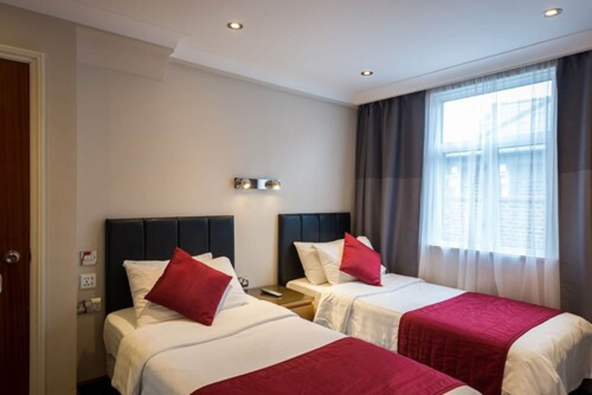 ROOM, TWIN BEDS