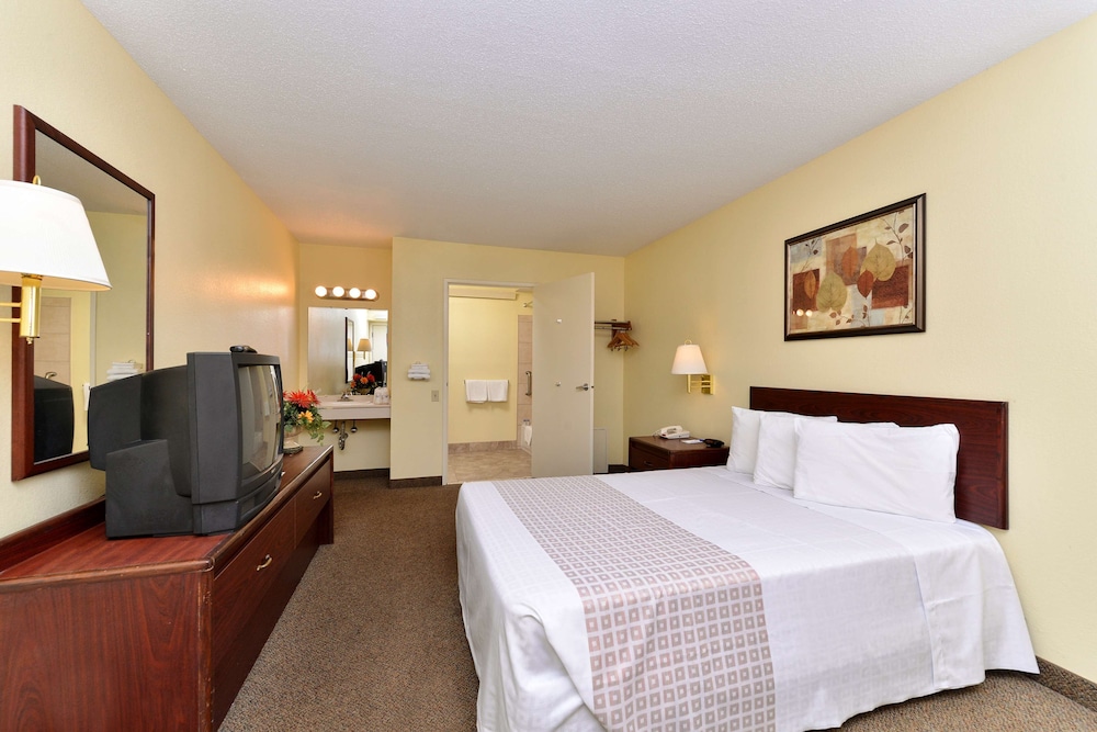 Americas Best Value Inn Pittsburgh Airport 23/36