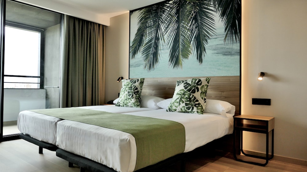 DELUXE, POOL VIEW, TERRACE