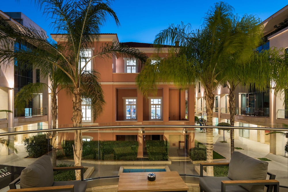 Trianon Luxury Apartments and Suites 69/74