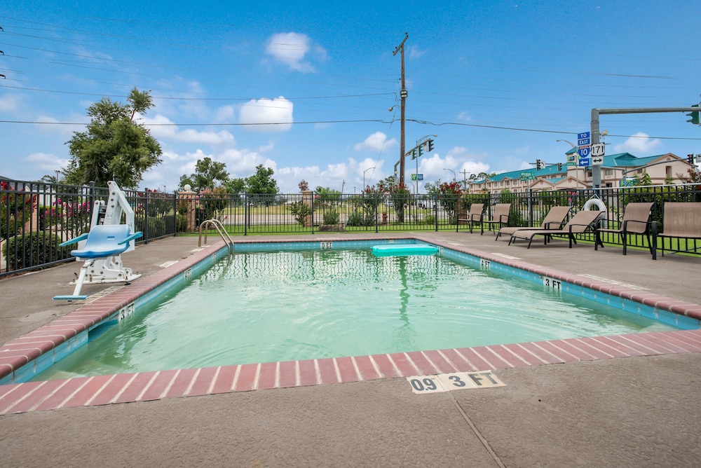 Econo Lodge Lake Charles University Area 33/48