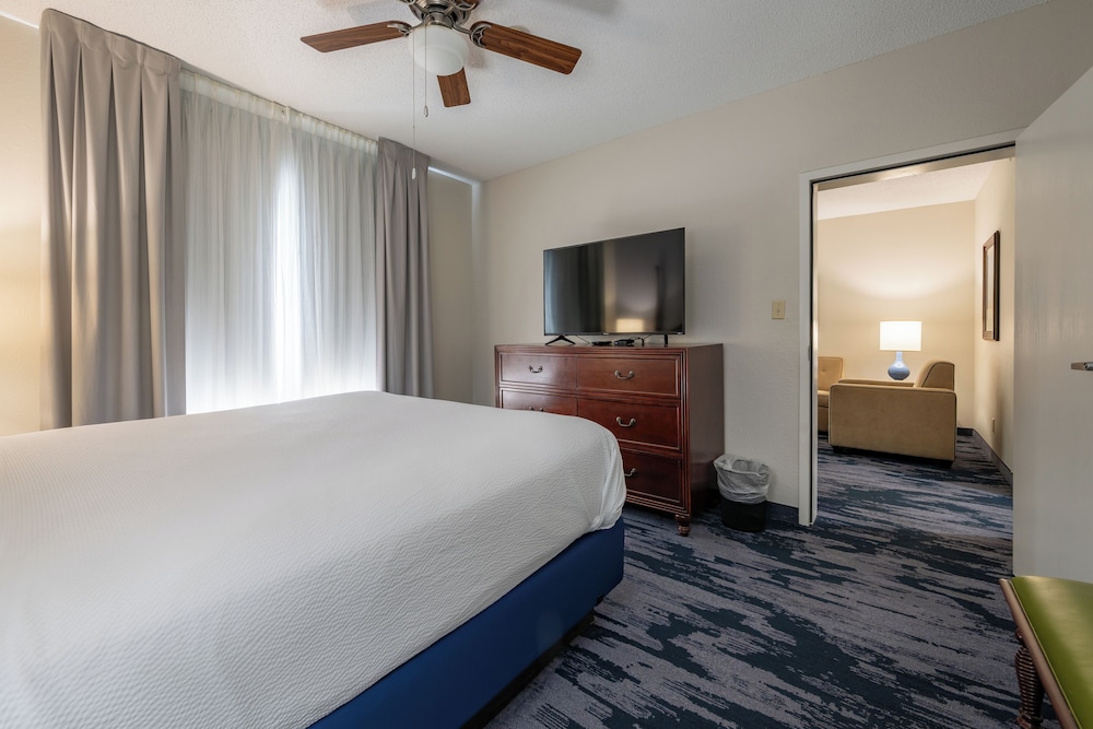 1 BEDROOM, SUITE, KING BED, SOFA