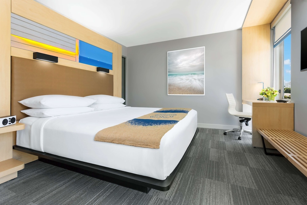 ROOM, KING BED, POOL VIEW
