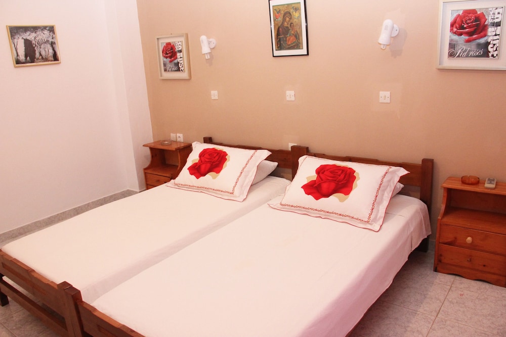 ROOM, DOUBLE OR TWIN BED