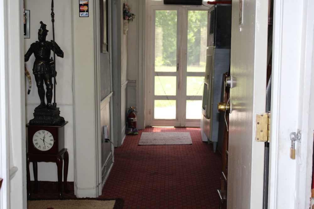 Hometown Inn Staunton VA near Hwy 11 31/50