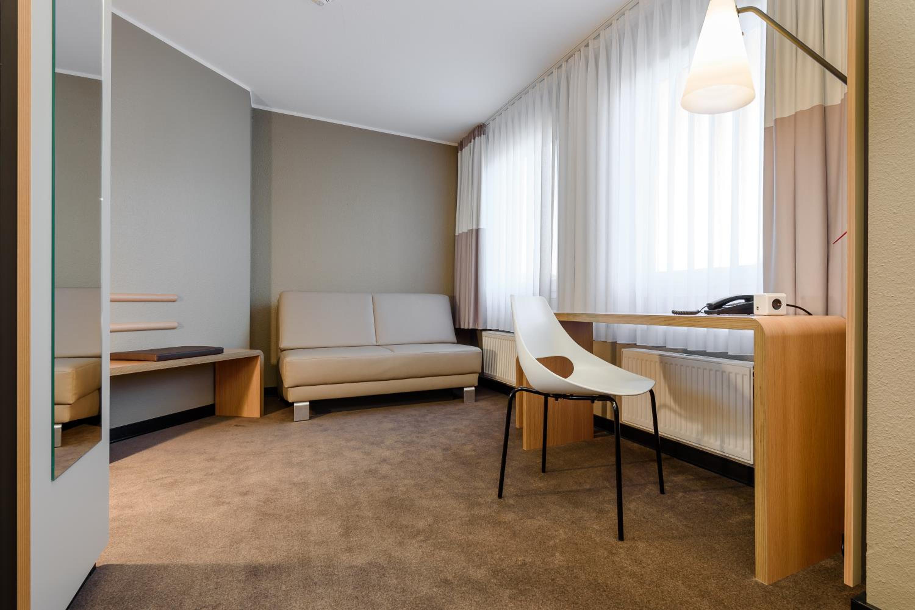 Superior, Double Bed, Riverside, Sofa، Ibis Frankfurt Centrum 5/9