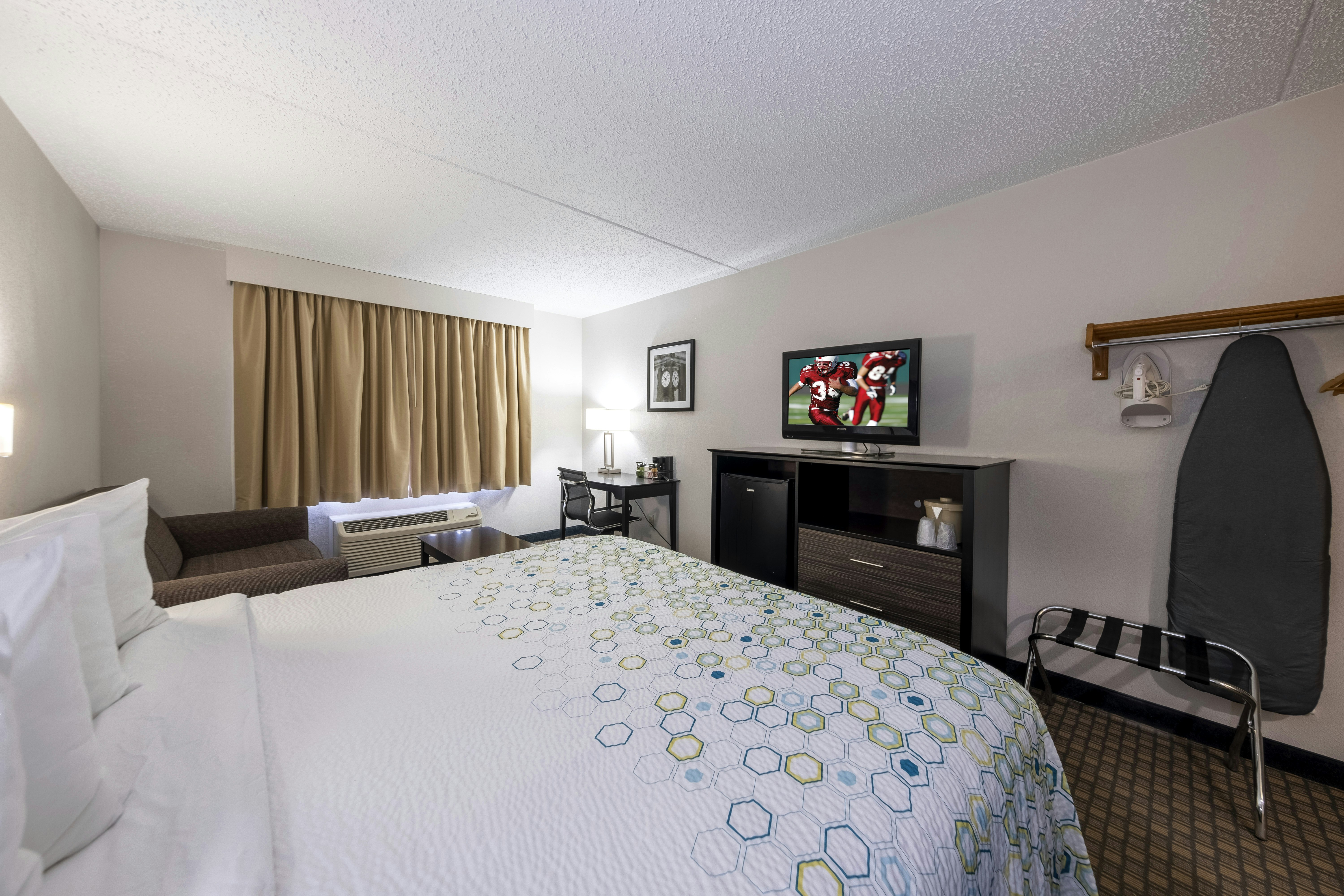 Room at HomeTown Inn by Red Roof East Syracuse, EAST SYRACUSE - NY