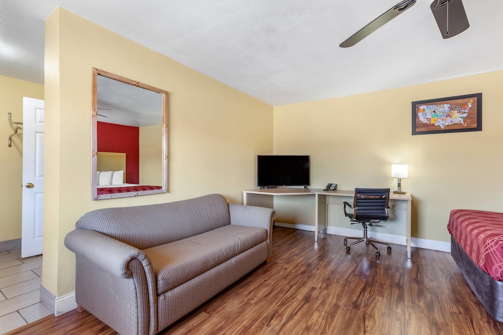 Econo Lodge Clovis 35/58
