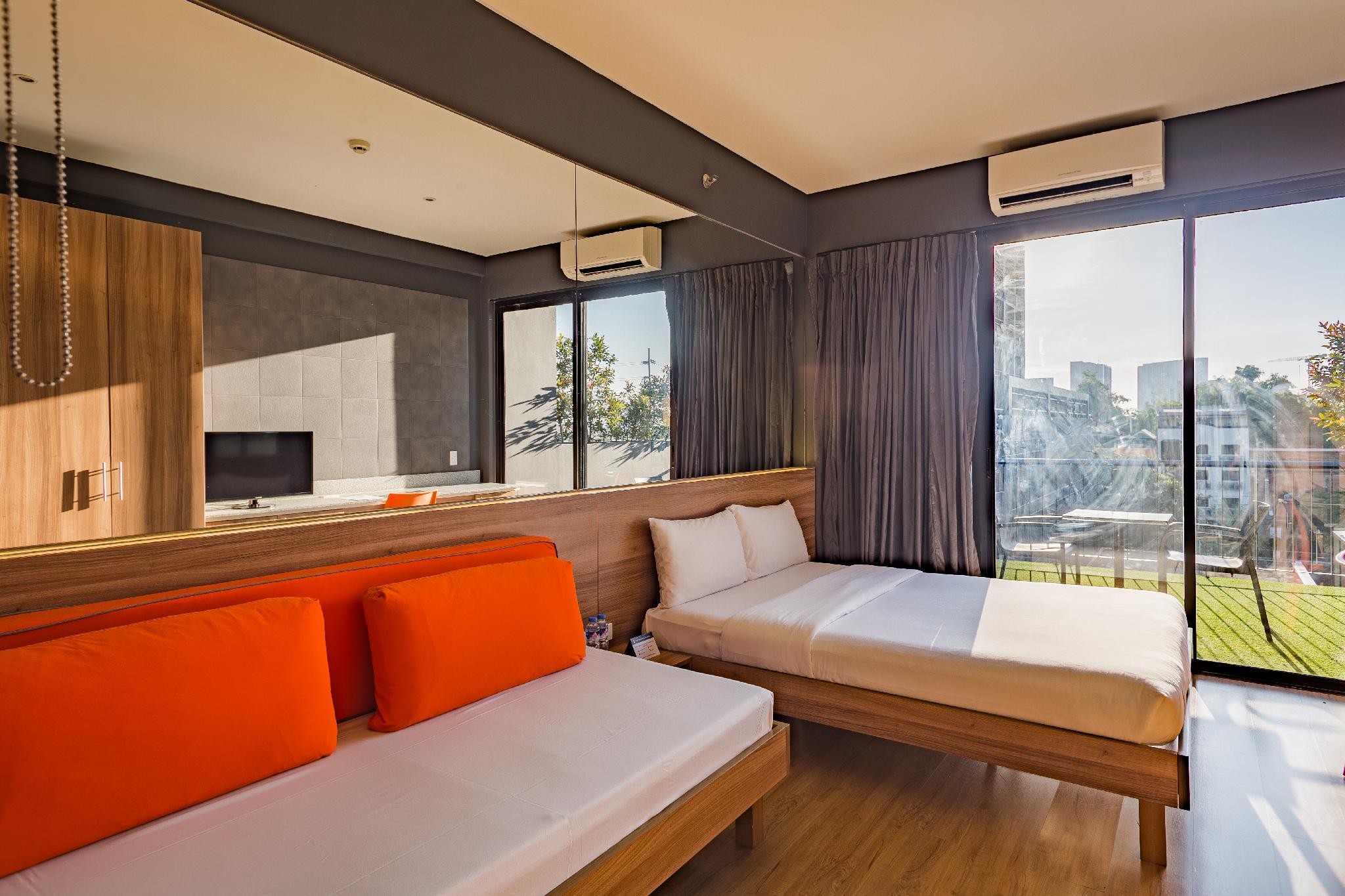 Garden, Queen Bed, Sofa