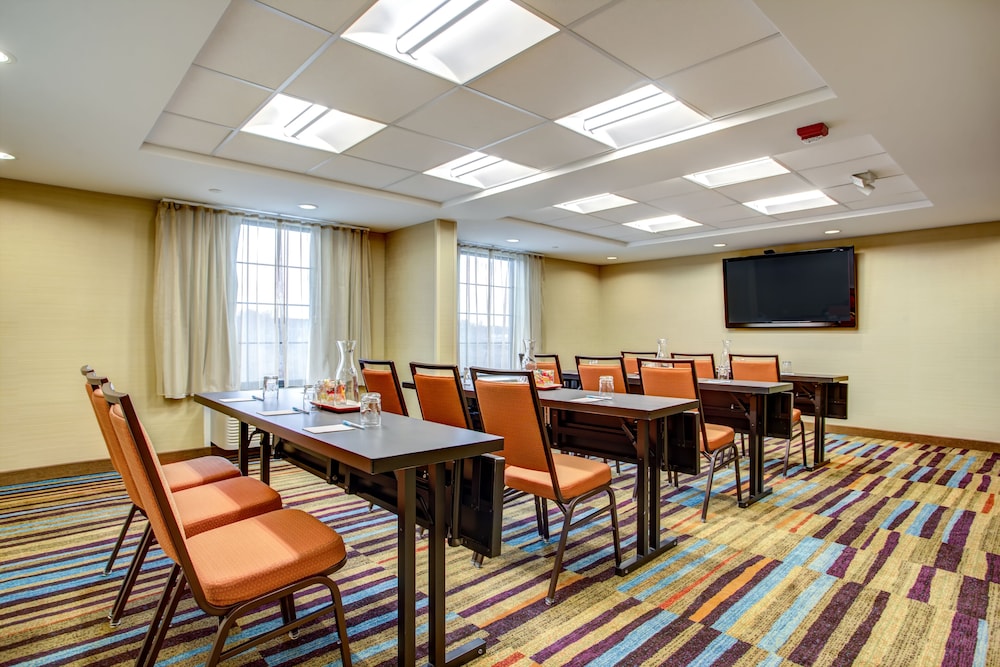 Fairfield Inn Suites Springfield Holyoke 32/35