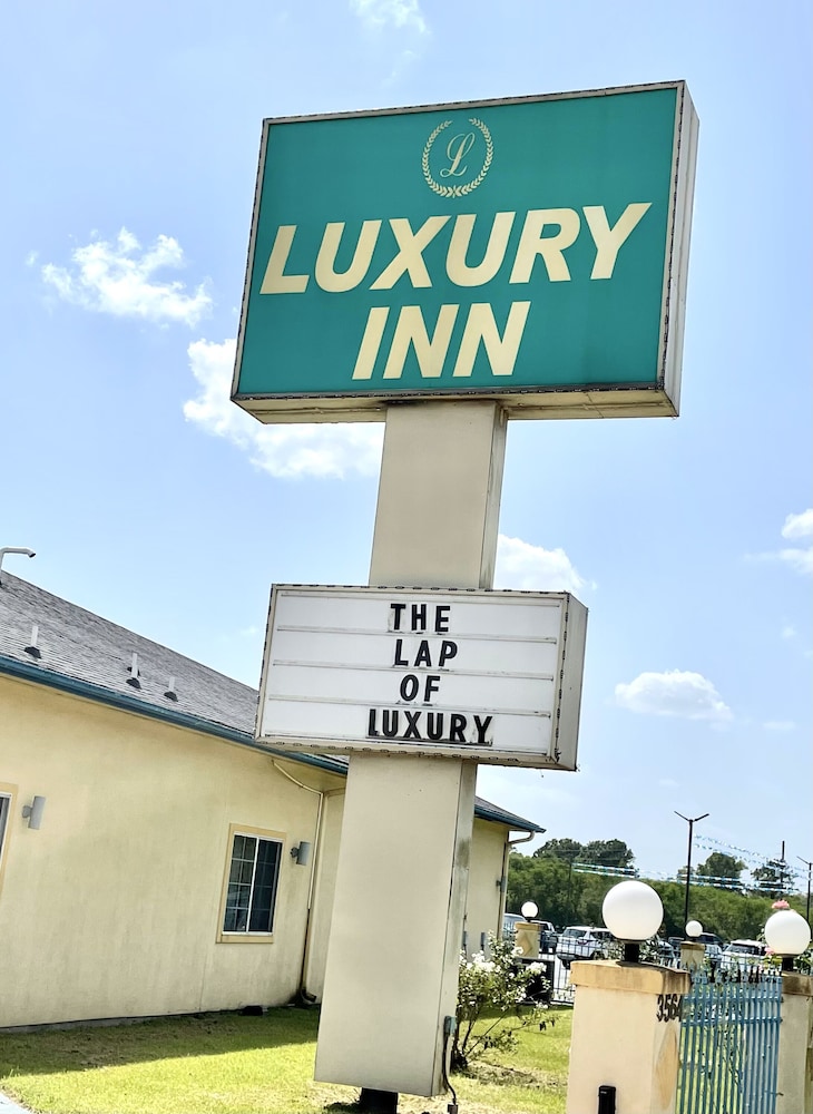 Luxury Inn & Suites Liberty 3/65
