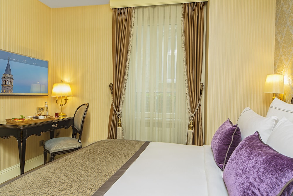 DELUXE, QUEEN BED