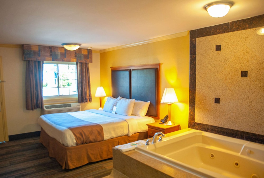 HIBISCUS Inn & Suites 22/43