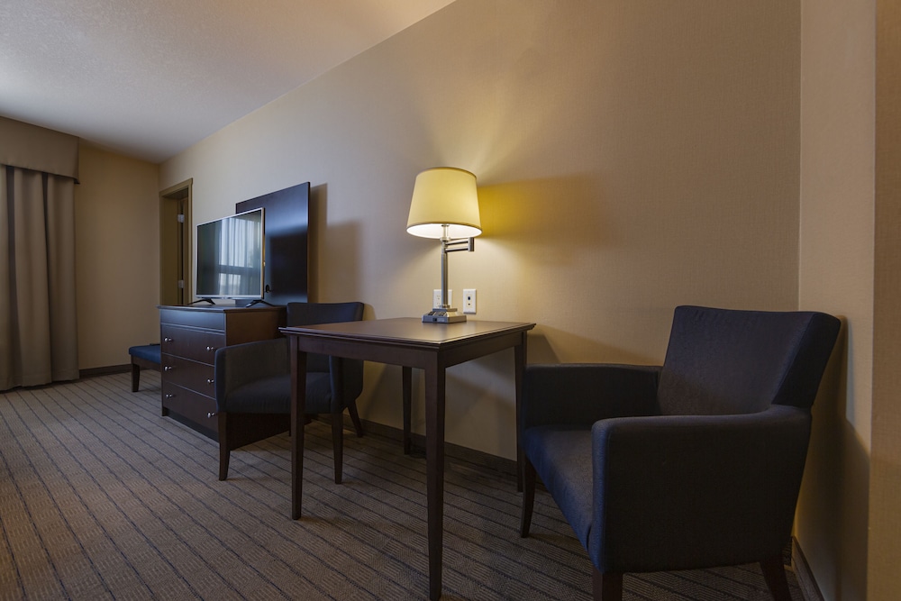 Bayview Hotel (ex Holiday Inn Express & Suites Comox Valley) 33/53