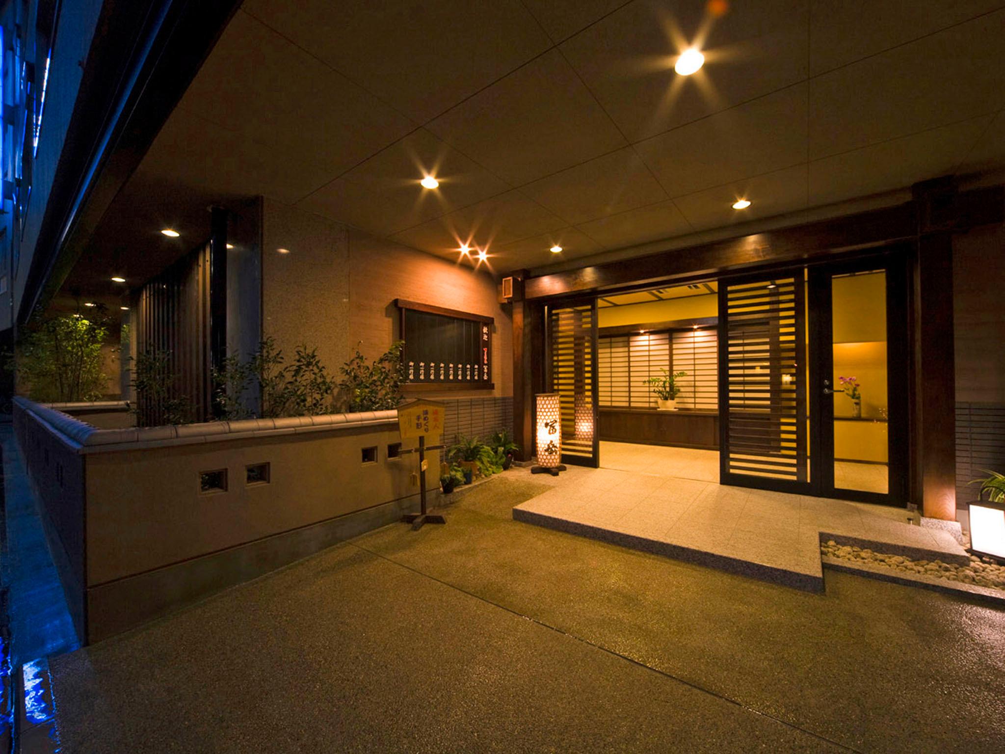 TRADITIONAL, 2 FUTON BEDS, BATHTUB
