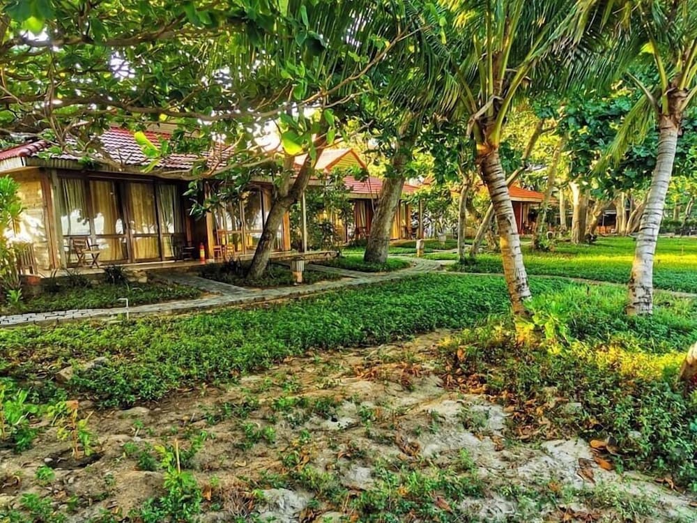 Tan Son Nhat Con Dao Resort 8/69