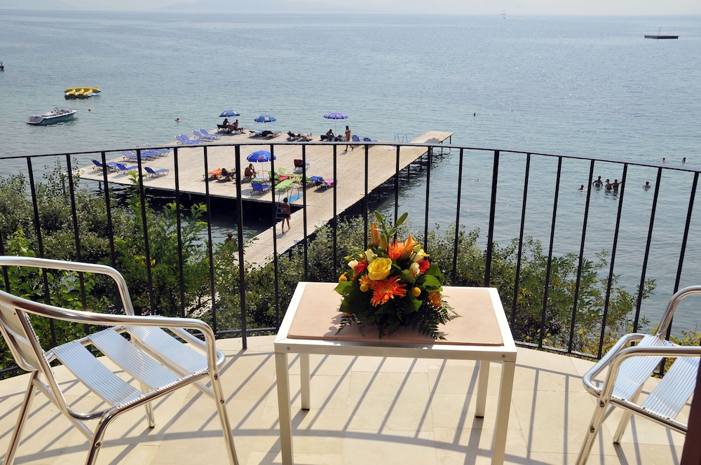 Dassia Beach Hotel 68/70