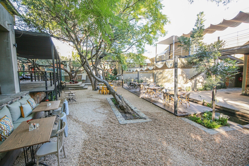 The Village Courtyard Suites 27/30