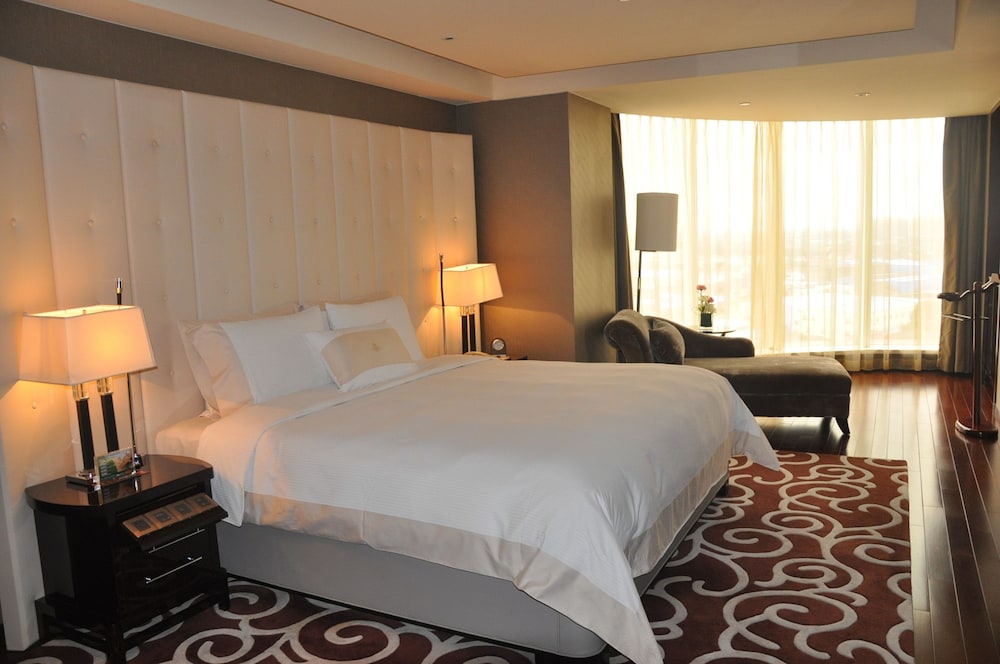Royal International Hotel 8/60