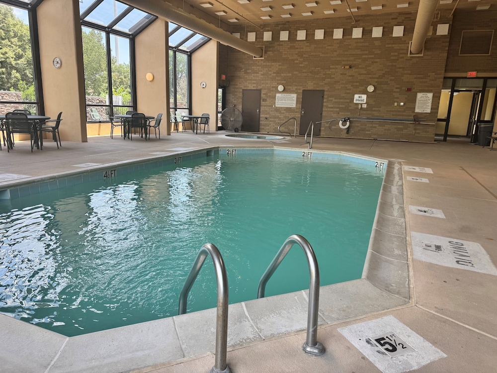 AmericInn by Wyndham Memphis East 16/33