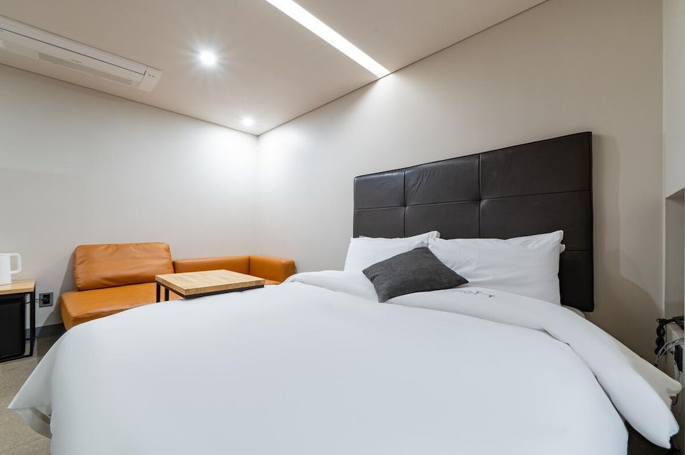 Vine Hotel 13/50