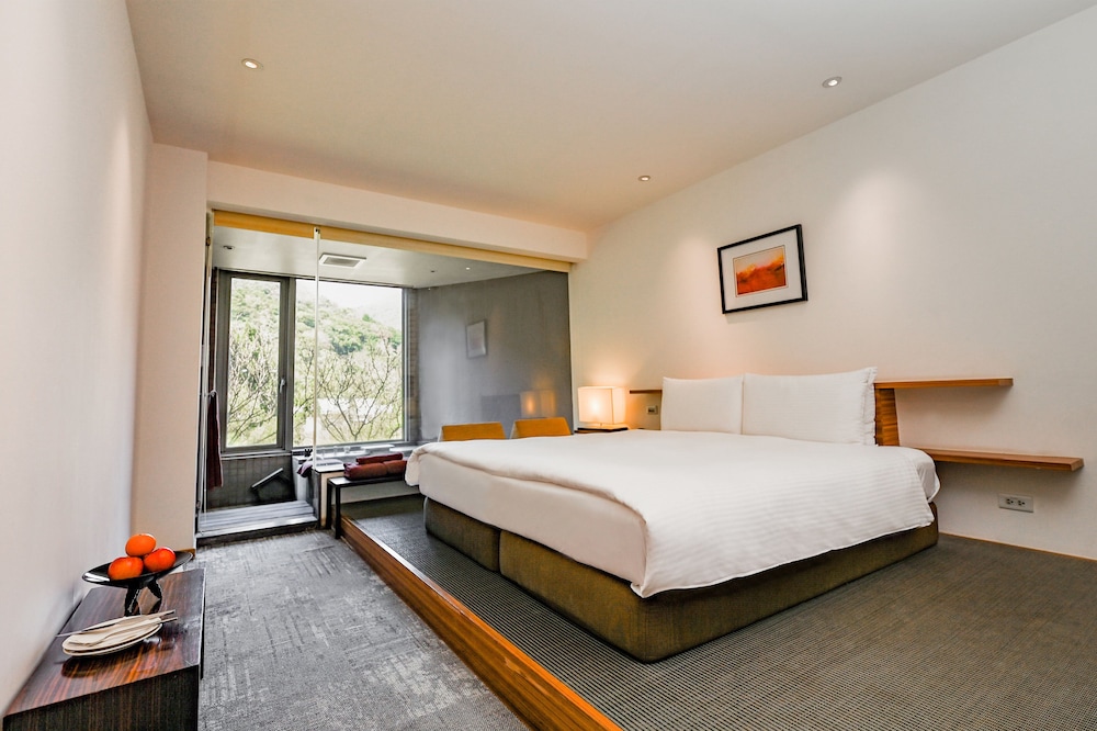 DELUXE, DOUBLE OR TWIN BED