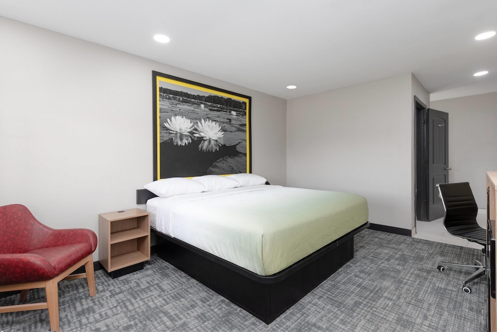 Super 8 by Wyndham Lubbock Airport 32/54