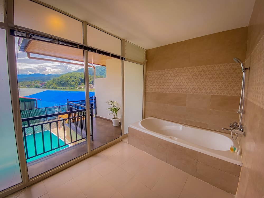 Majestic Lake Front Hotel & Suites 46/47