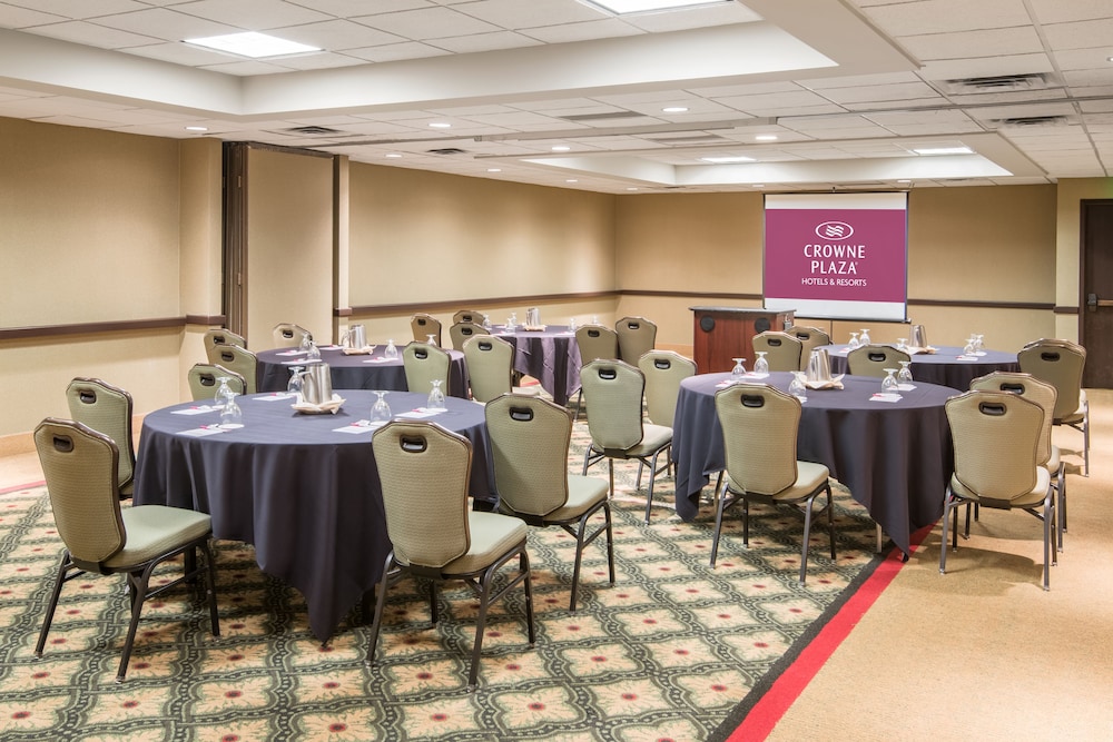 Crowne Plaza Indianapolis Airport 46/58