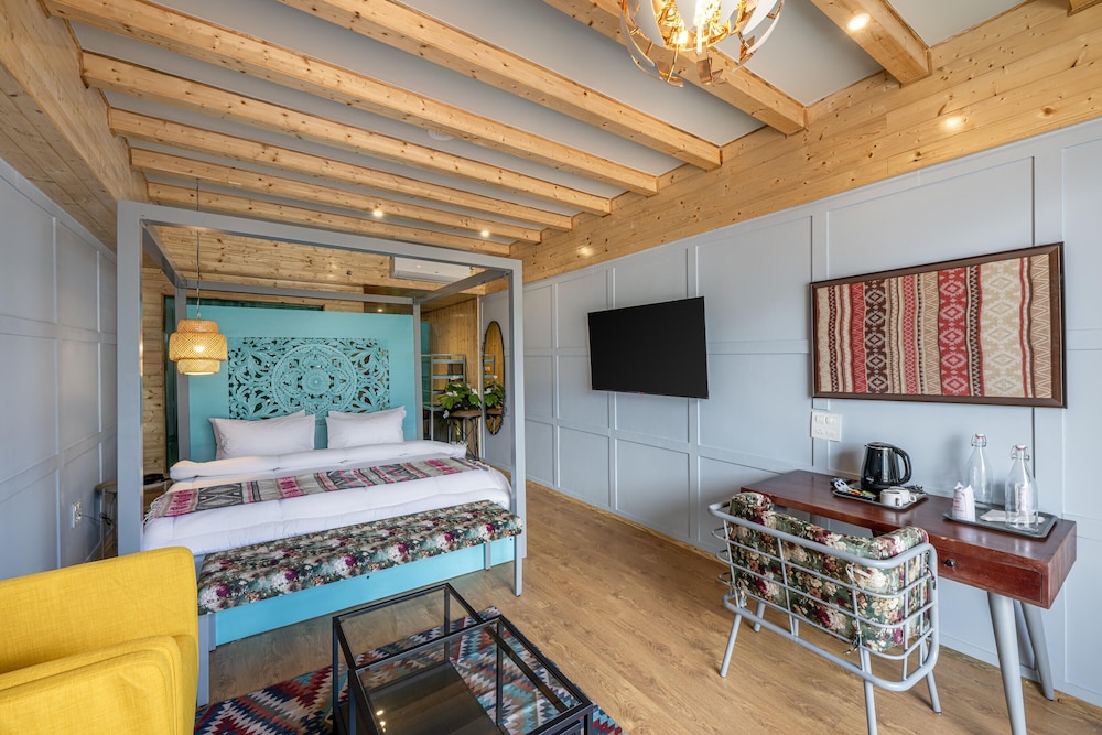غرفة فاخرة بسرير كينج بإطلالة على الجبل بشرفة، Echor Himalayan Heights Luxe Manali 5/8