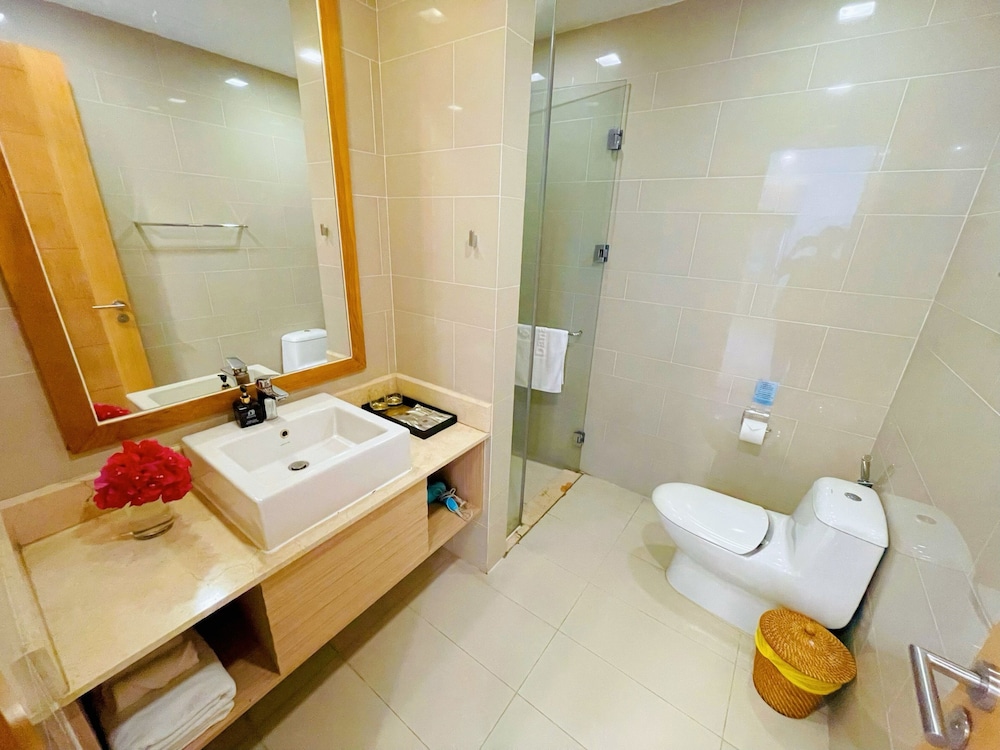 2 Bedrooms, Family, Apartment, King and Queen Bed, Pool Side, Kitchen، The Ocean Suites 7/7