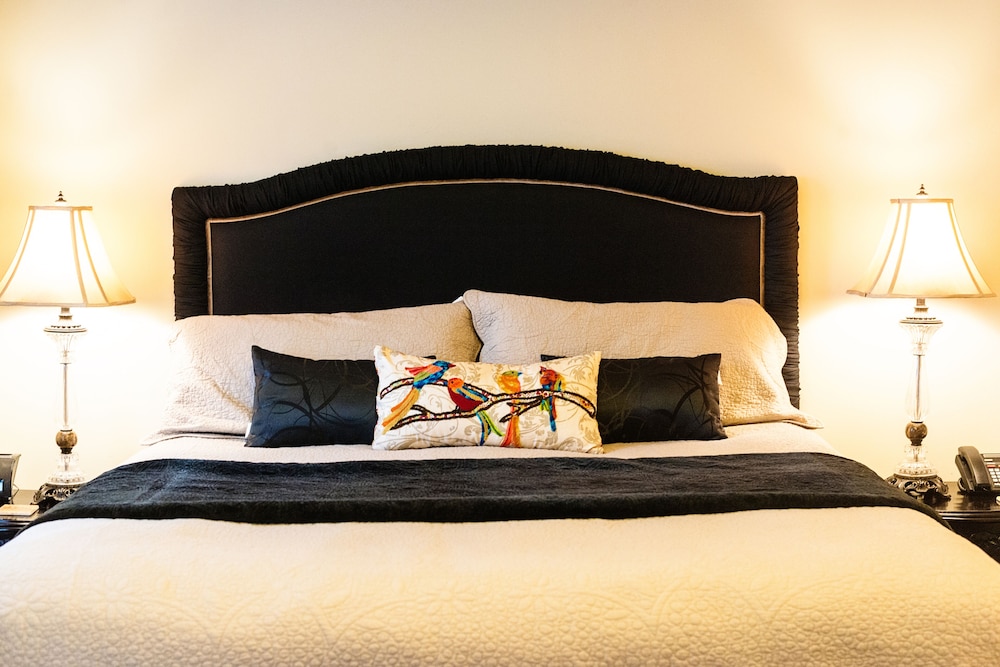 Lily, Queen Bed