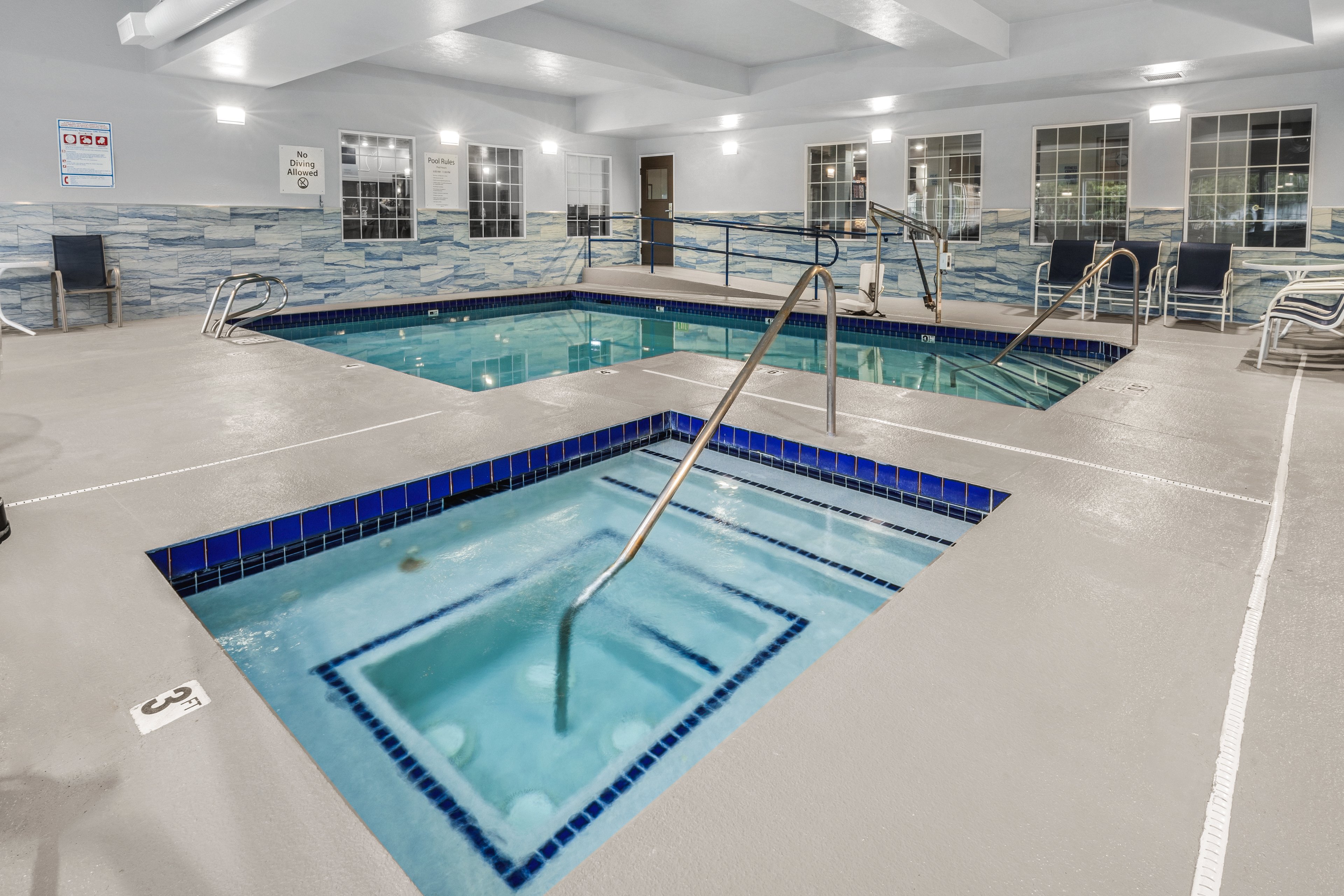 Holiday Inn Express Hotel Wenatchee 30/57
