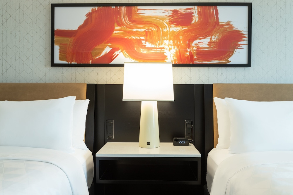 Holiday Inn Chicago Downtown - Wolf Point 24/74