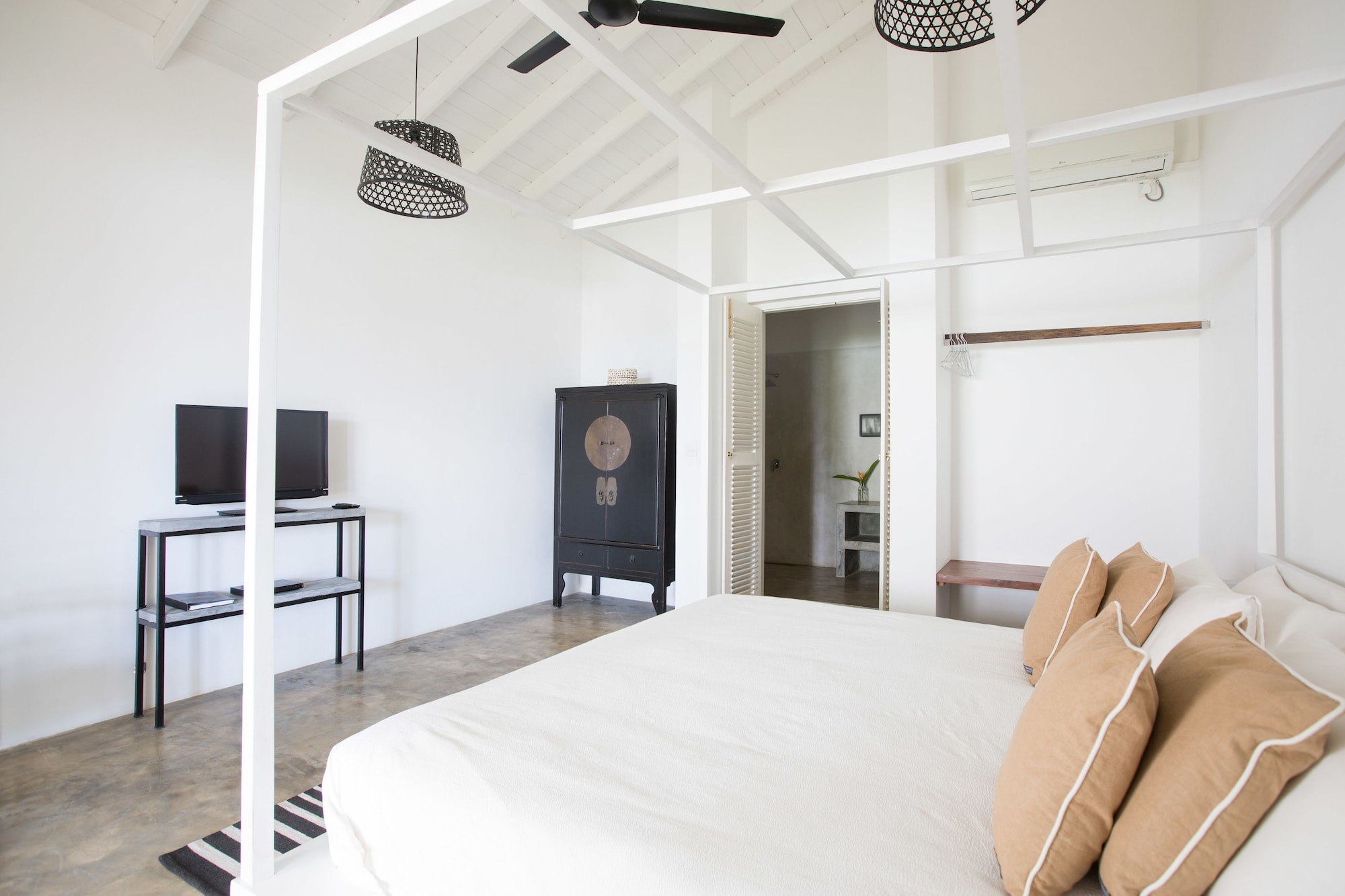 Room, King Bed, Pool and Sea View