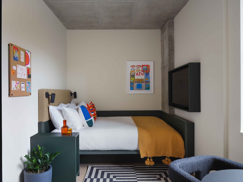 SLEEPER, QUEEN BED