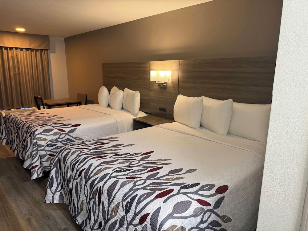 Red Roof Inn Orangeburg 17/34