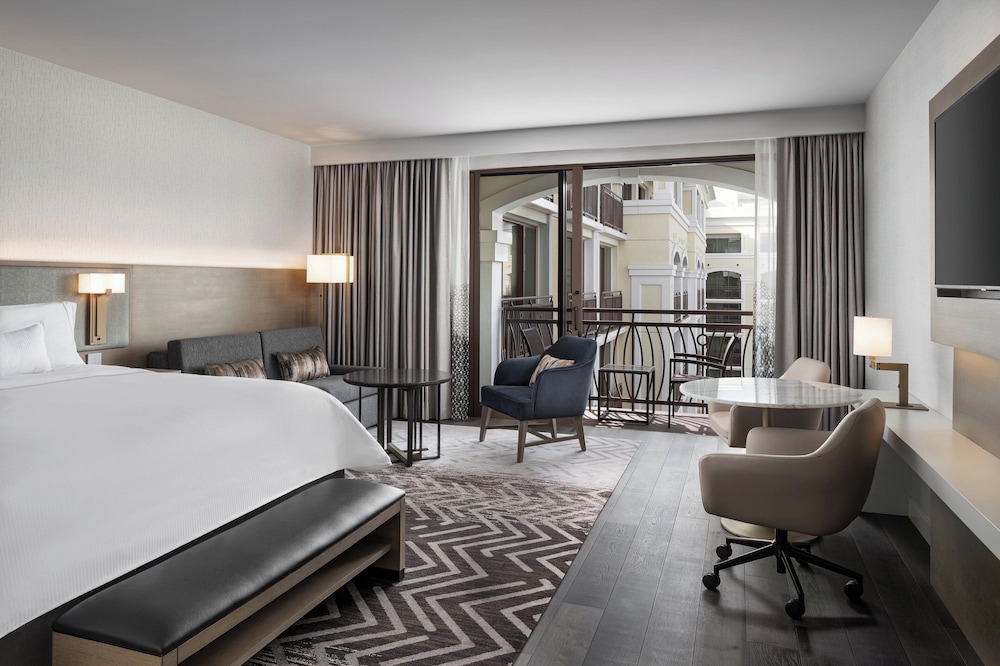 STUDIO, KING BED, THEME PARK VIEW, SOFA, BALCONY
