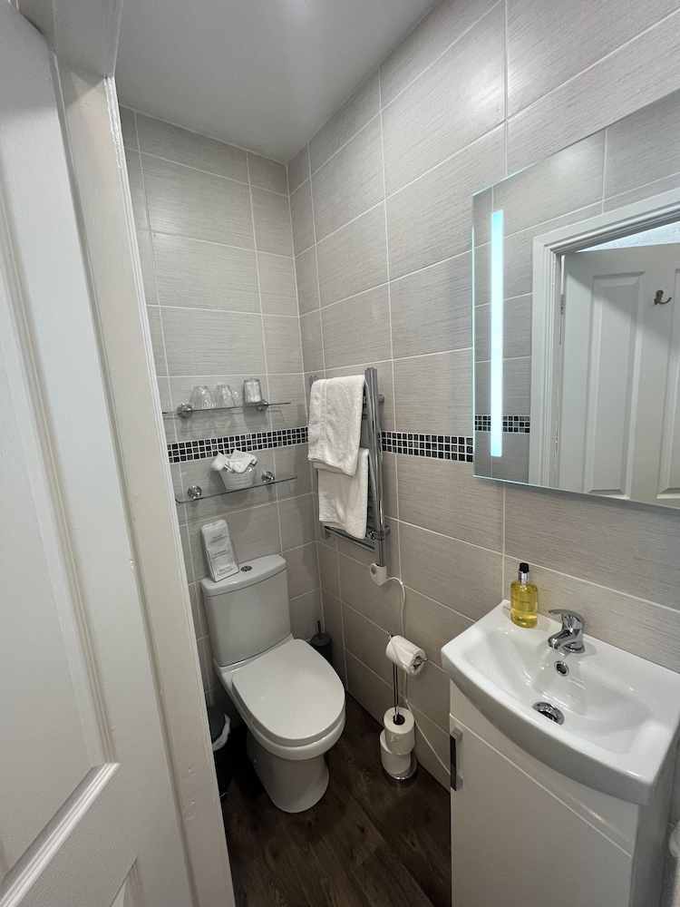 Bryn Derwen Guest House 58/60