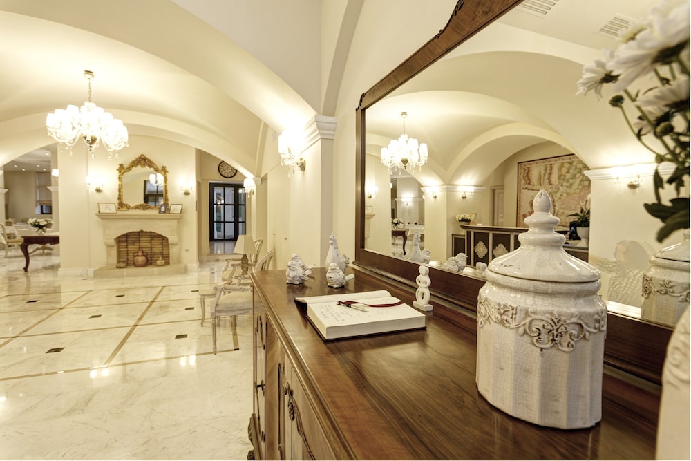Ionia Suites 29/40