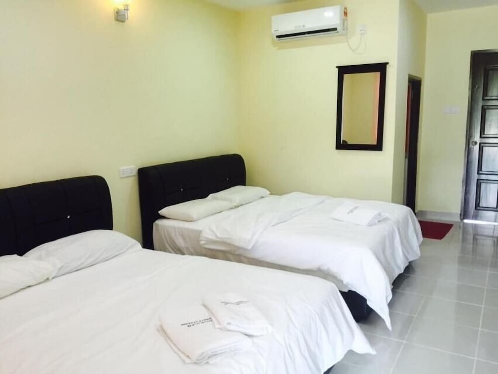 Penarak Bamboo Beach Motel 10/43
