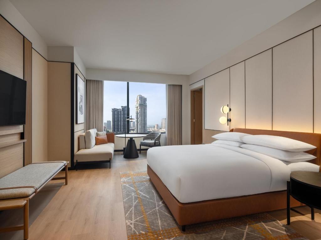 2 Bedrooms, Family Suite, Suite, King Bed, Bunk Bed, Club Lounge Access