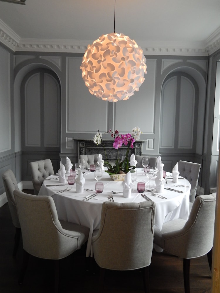 The Highworth Hotel 40/48