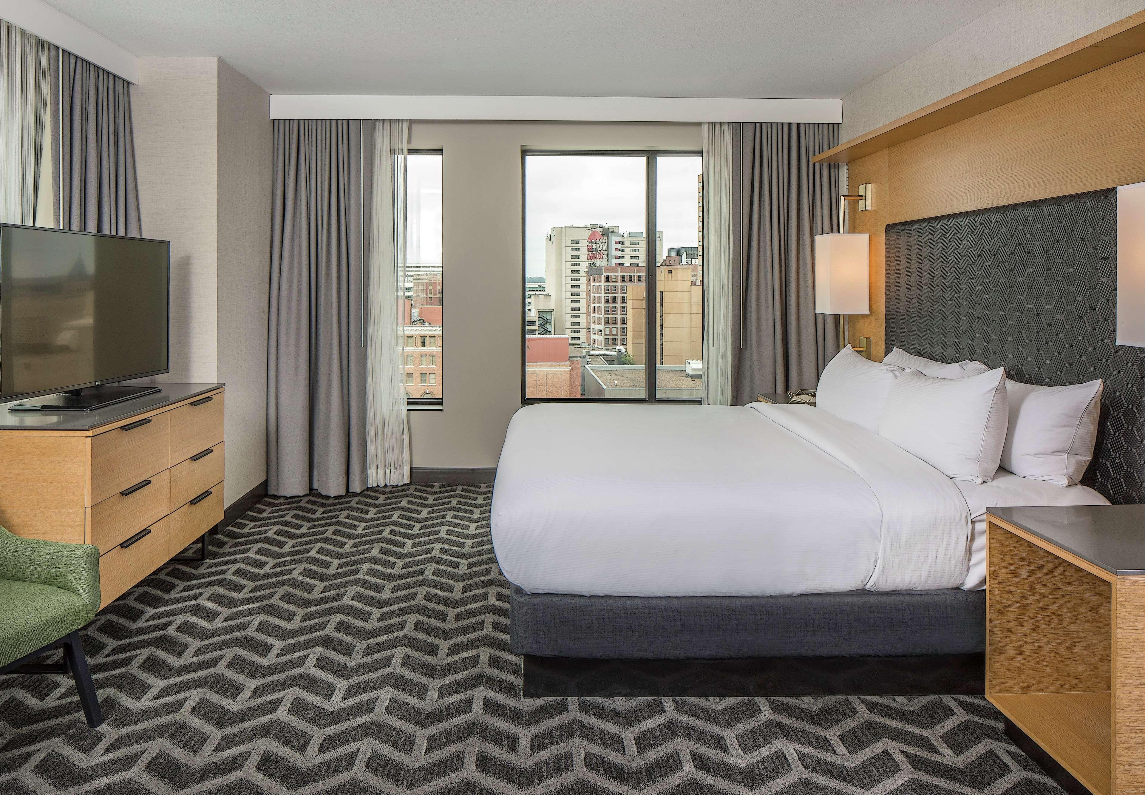 Suite, King Bed, Capitol View, Accessible