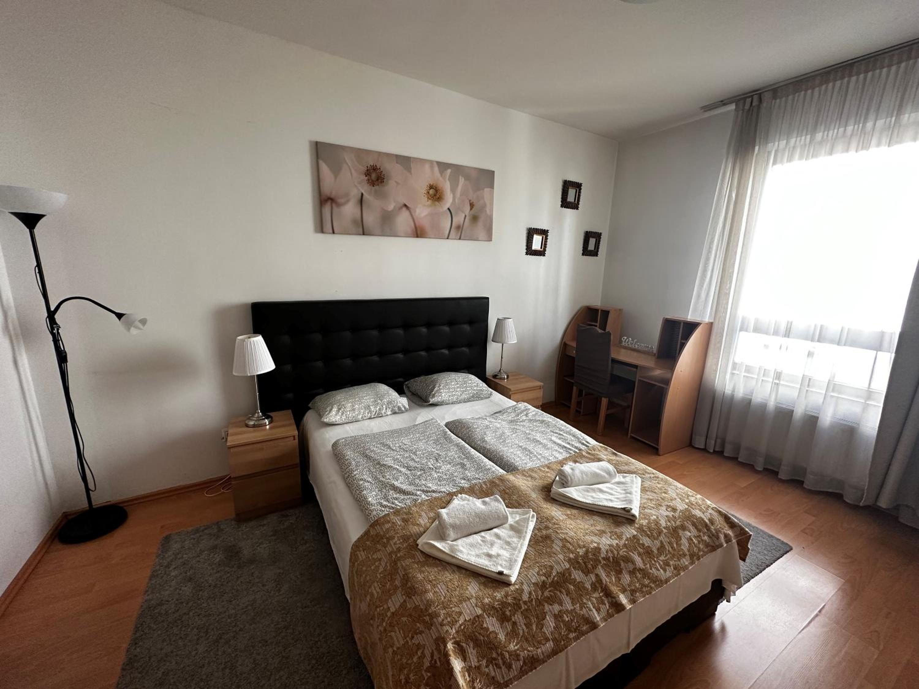 King Apartments 8/50