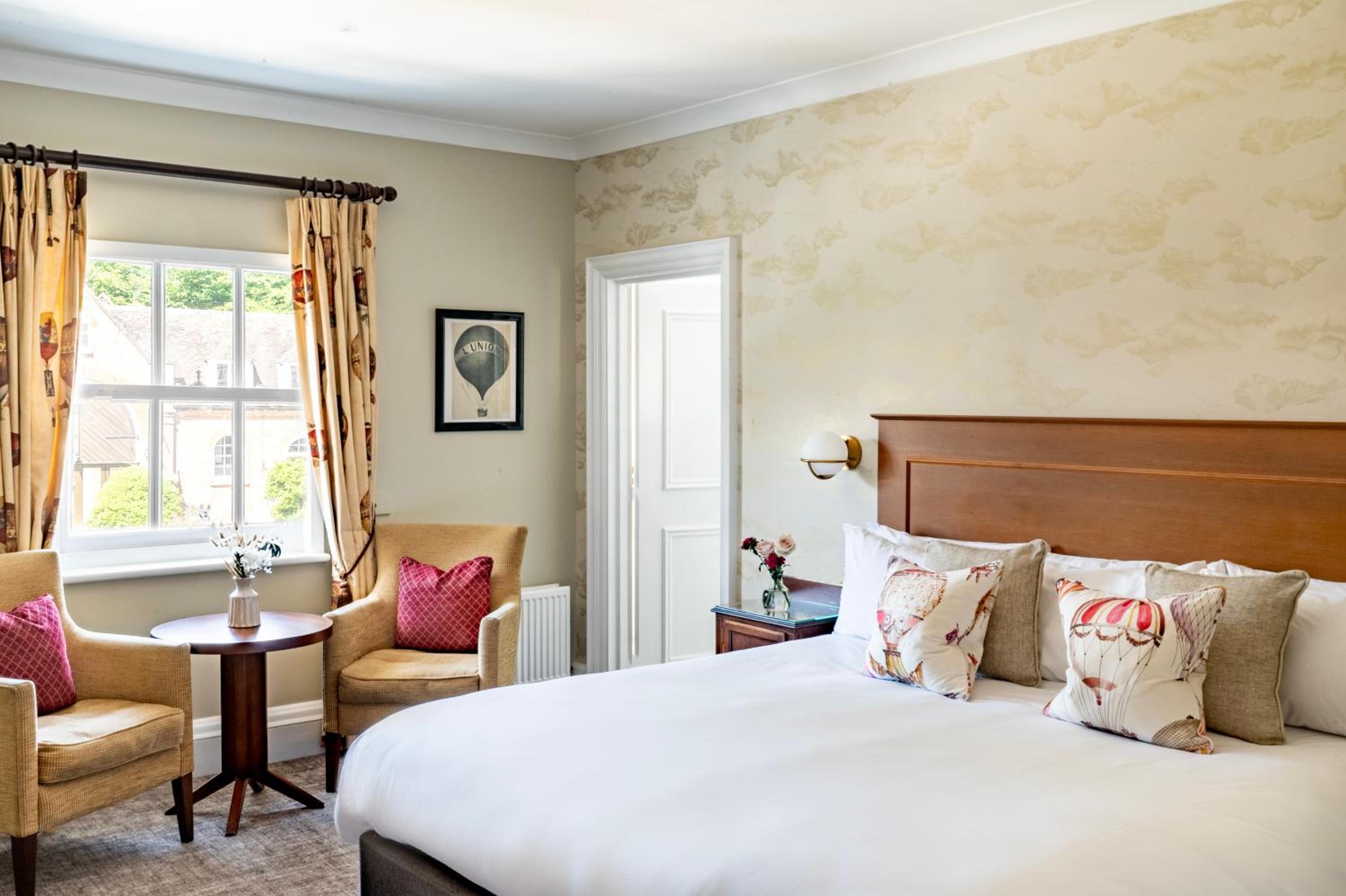 Manor, Deluxe, Queen Bed
