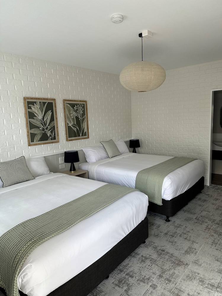 THE SHAMROCK HOTEL 5/38