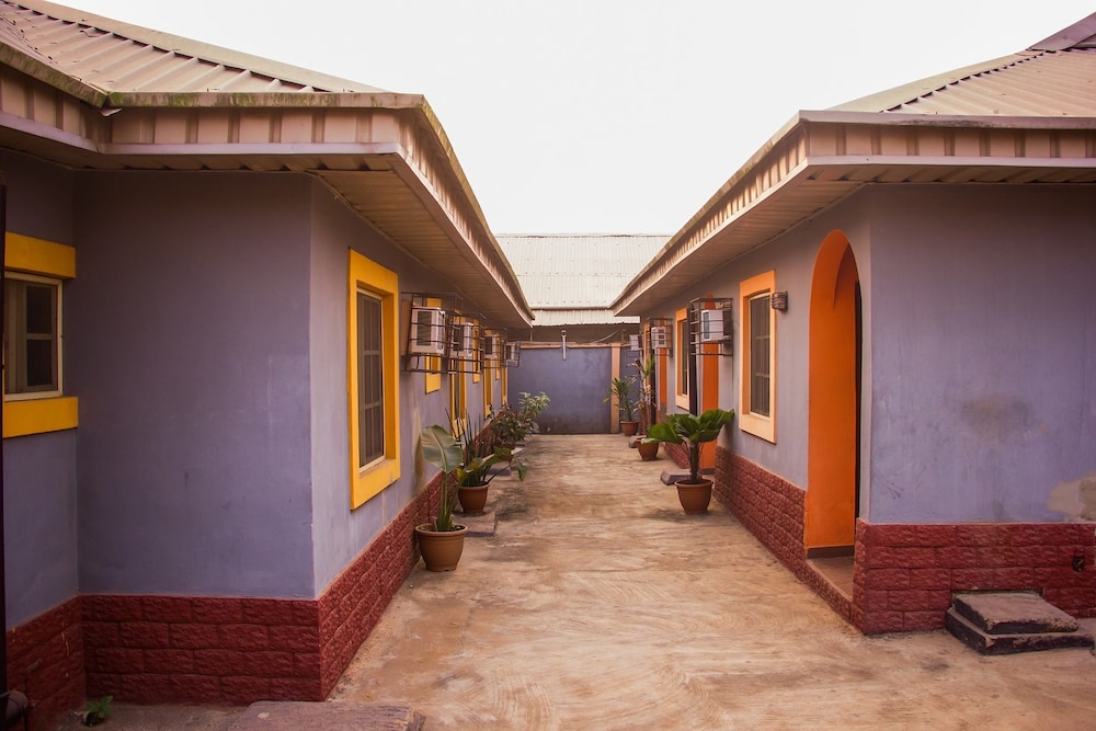 Duckland Hotel And Suites Ltd 24/26