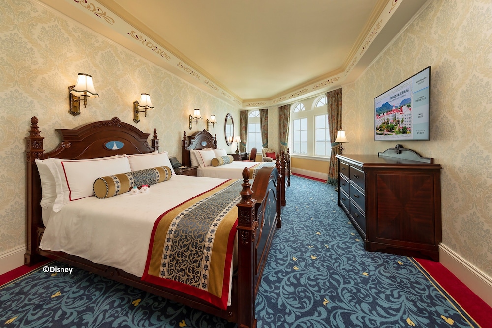 Hong Kong Disneyland Hotel 8/71